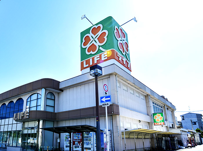 ライフ御崎店徒歩8分（約580ｍ）